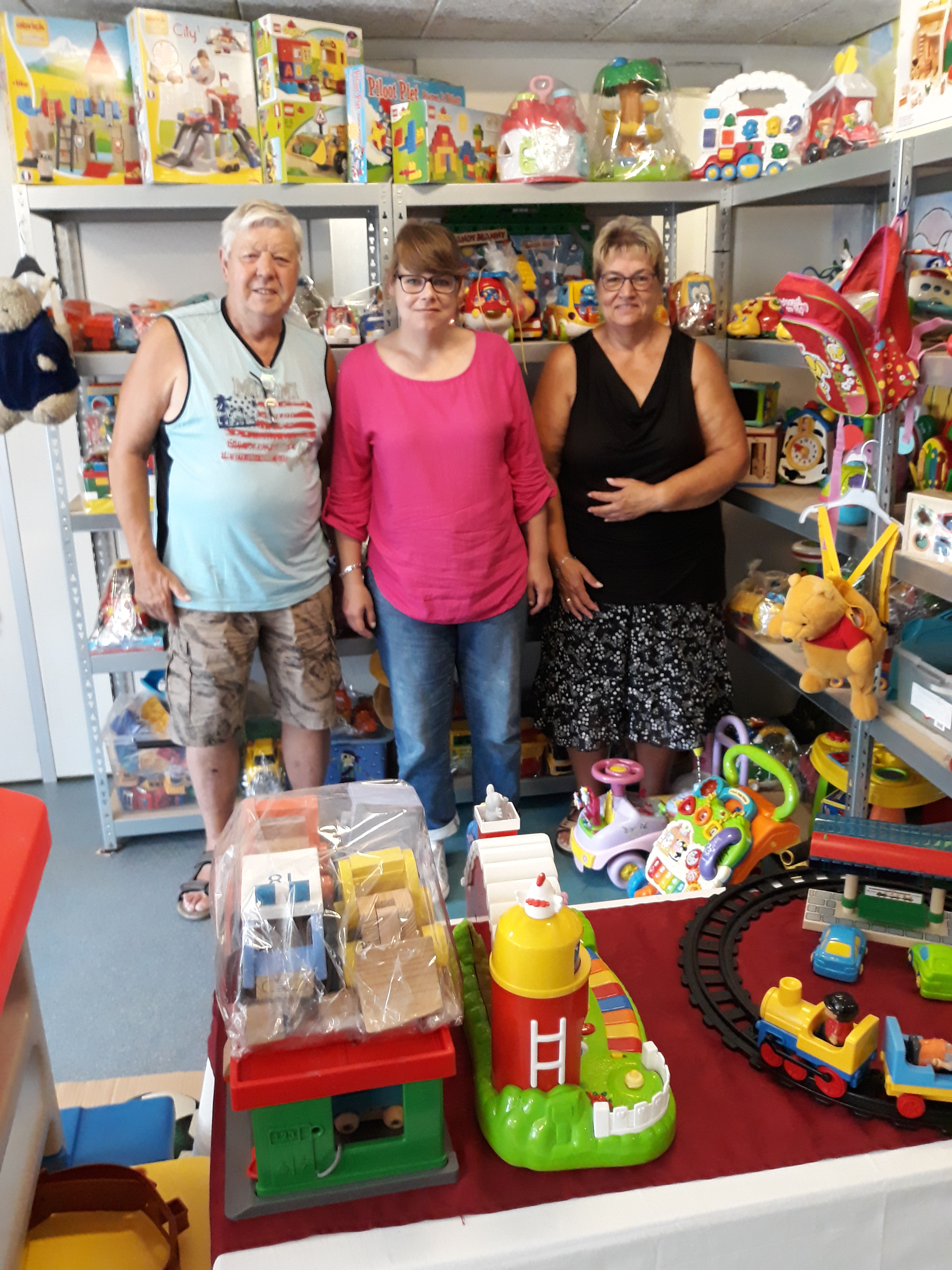 Theo en Ria van Vliet en Jaymie Steeman van Stichting Speelgoedbank Den Helder. (Foto: Johan Brand)