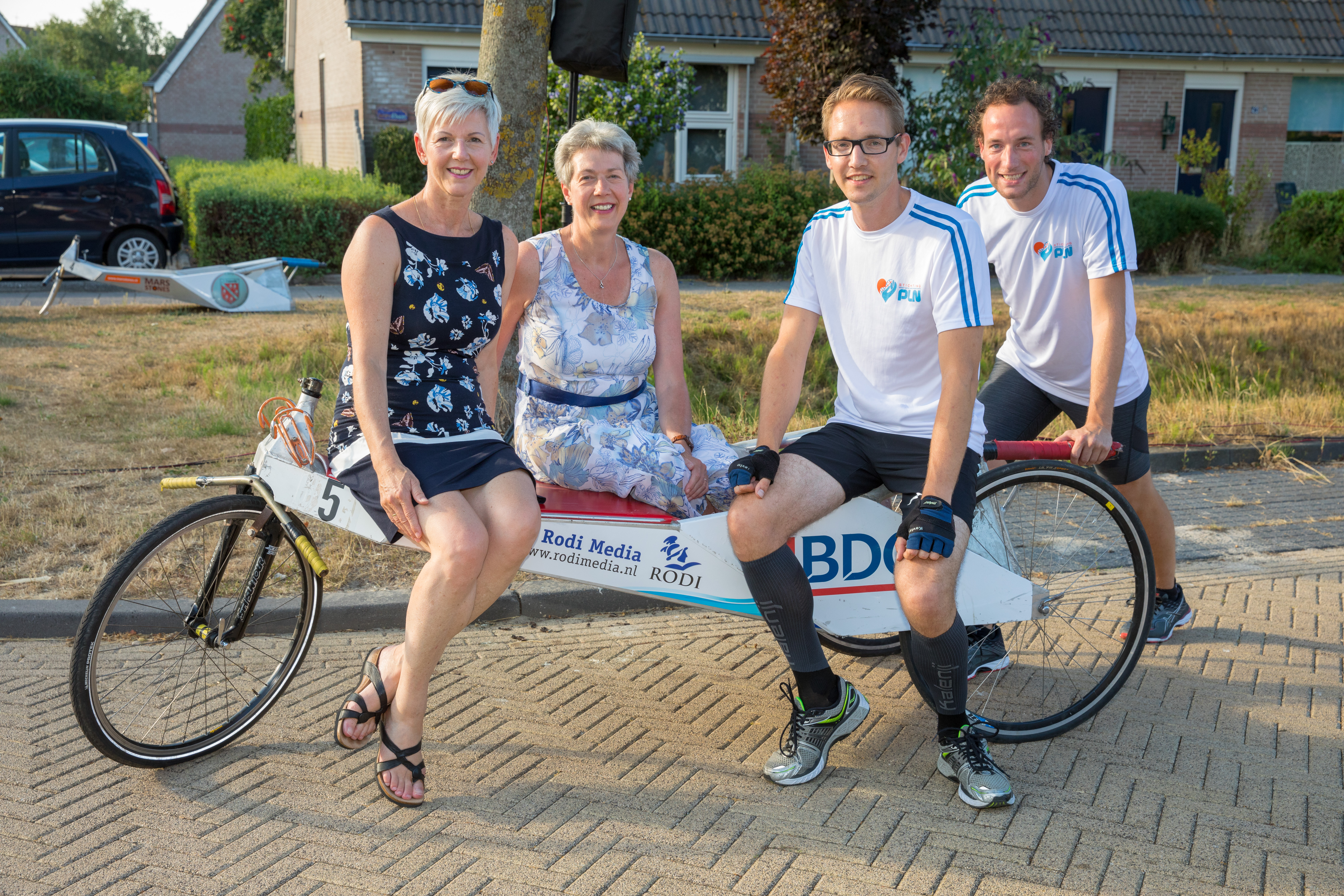 Vlnr. Margriet Klinkert, Annet Klinkert, Rick Molenaar en Bas Brammer. 'We genieten van kleine dingen en de rest is bijzaak.' (foto Vincent de Vries/ RM)