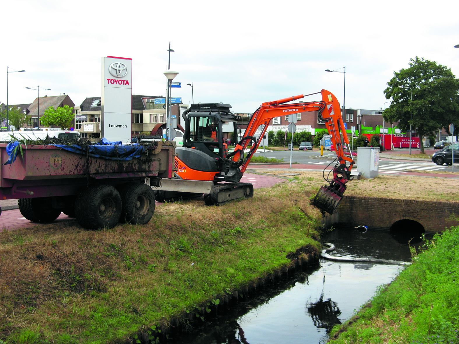 Medewerkers van een gespecialiseerd bedrijf hebben de sloot schoongemaakt. (Foto: Bos Media Services)