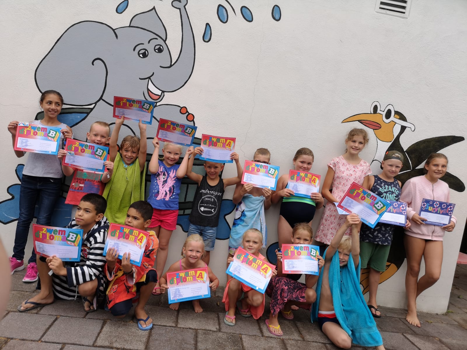 HOOGWOUD – In zwembad 't Woudmeer in Hoogwoud haalden afgelopen zondag zestien kanjers hun zwemdiploma. Diploma A: Damian Deken, Kyana Elemans, Suhaib Alhanash, Fleur Karreman en Caitlin Knijn; diploma B: Jeffrey Conijn, Rick Vlaar, Dominique Feringa, Bor Hagen, Sten Hagen, Yvette Bakker, Mal