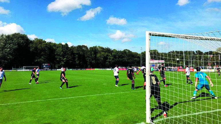 Kon. HFC hield zich zaterdag in eigen huis aardig staande tegen Jong Ajax. De Haarlemmers verloren uiteindelijk met 2-3. (foto website NH Nieuws)
