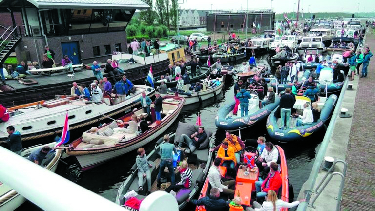 Het Hoogheemraadschap van Rijnland gaat de komende dagen het scheepvaartverkeer door de sluizen van Spaarndam beperken. (Foto website NH Nieuws)