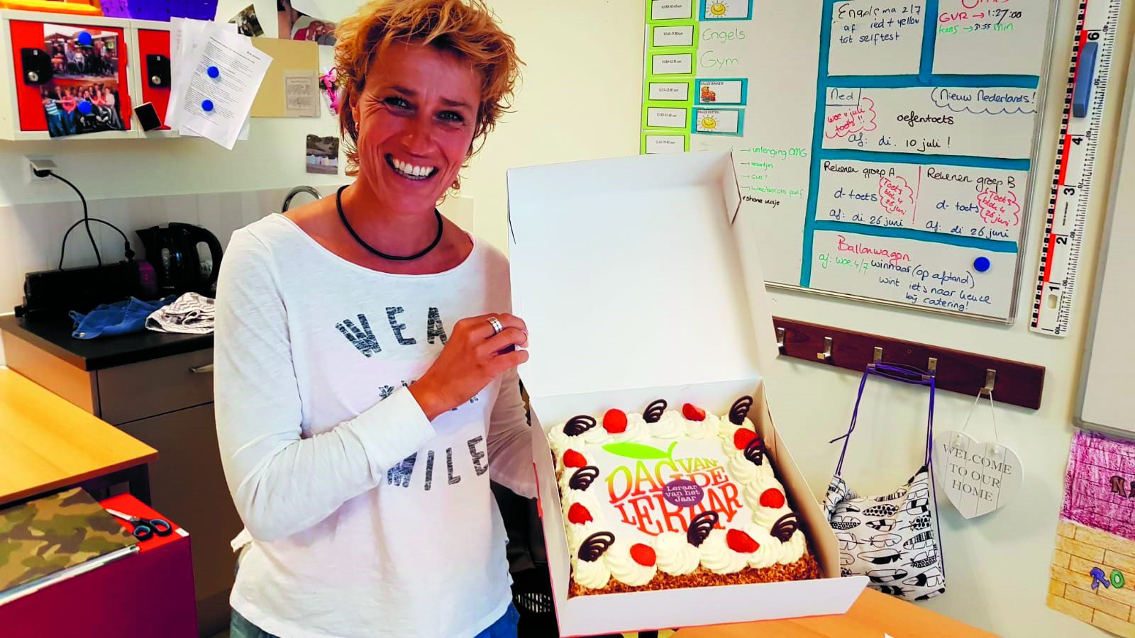 Begin juli werd de Alkmaarse Esther Wokke nog verrast met taart omdat ze een van de veertig genomineerde leraren was voor de verkiezing 'Leraar van het jaar 2018'. (Foto: aangeleverd)