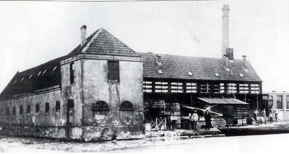 Stijfselmakerij. (Foto: JdW) Jan de Waal. (Tekening: Mieneke Karelsen)