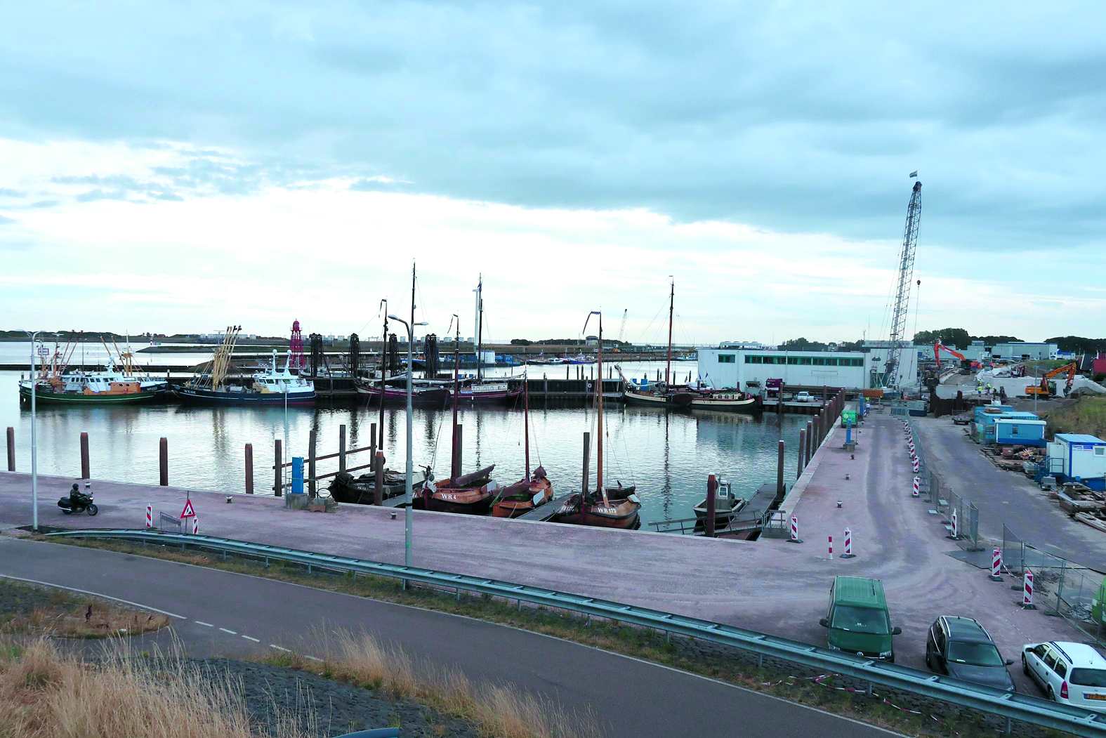 De Wieringen Aken en Skuutje hebben een nieuwe ligplaats gekregen in de Historische Hoek van de haven van Den Oever. (Foto: stichting Onderdak Nautisch Erfgoed Wieringen)