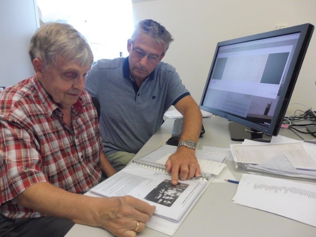 Dick Bond en Evert Sier doken in de archieven voor stamboomonderzoek van 5000 Volendammer families. (Foto: aangeleverd)