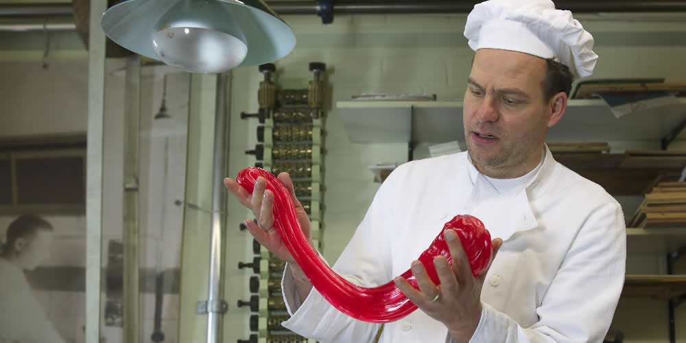 Jacco Spil, directeur van het Bakkerijmuseum, staat zelf ook geregeld in de keuken snoepjes te maken. (Foto: aangeleverd)