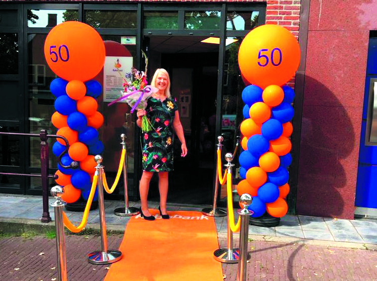 Cobi Bazen werkt vijftig jaar bij de Rabobank. Gefeliciteerd!!! (Foto: aangeleerd)