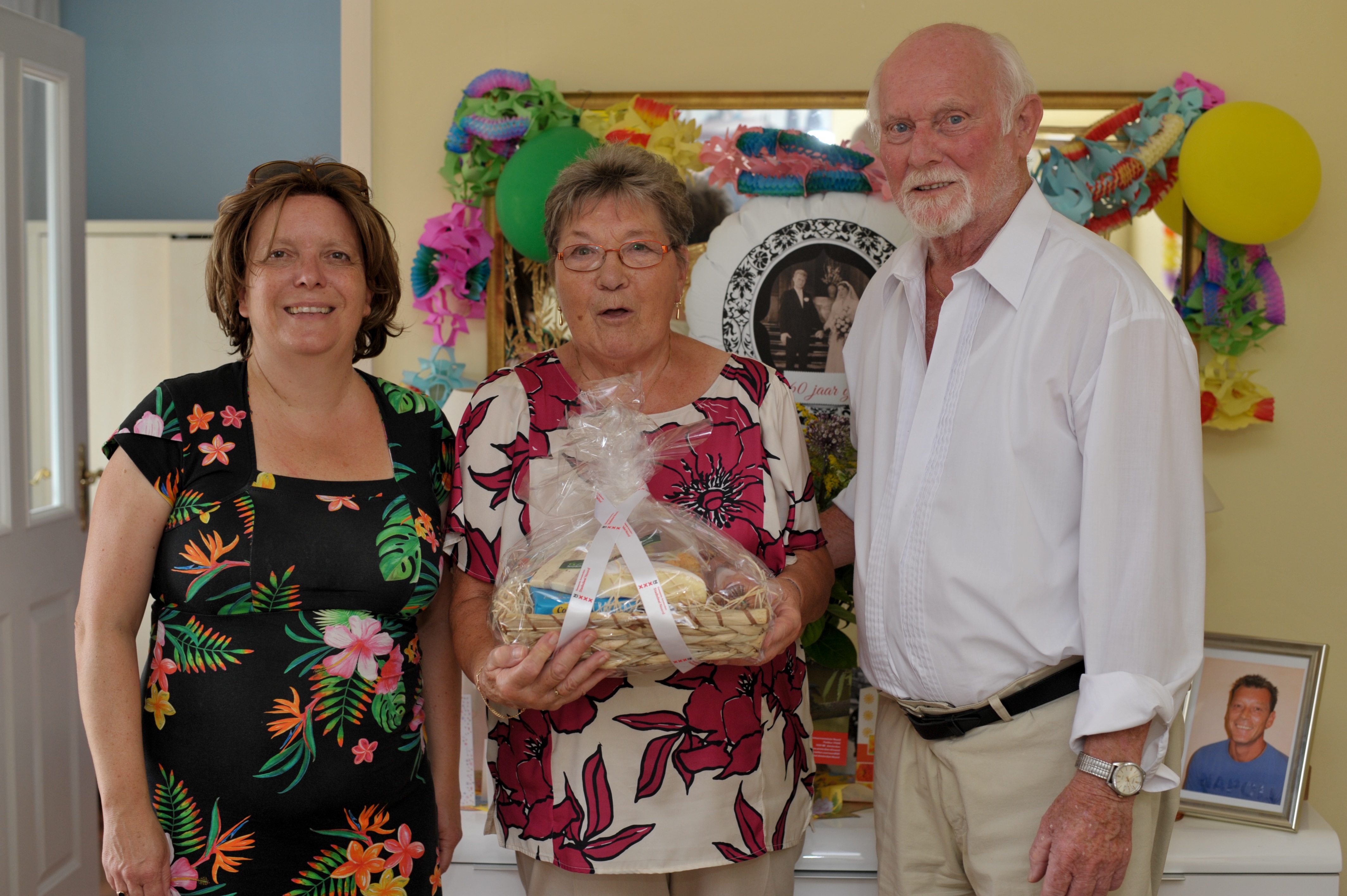 Nel en Wim Dokter kregen ter ere van hun jubileum bezoek van Esther Lagendijk, lid stadsdeelcommissie Noord. (Foto: Rob Beense / foto.beense.nl)