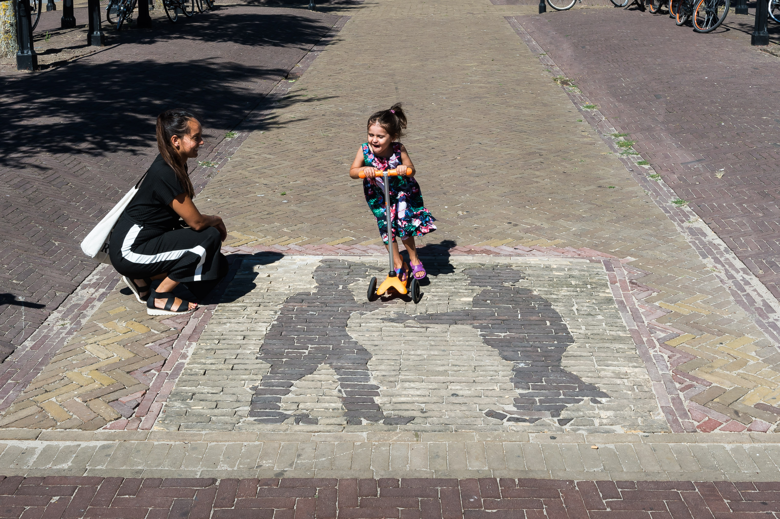 De 4-jarige Nila Huigen zal het een zorg zijn hoe er vroeger gehandeld werd. Zij stept met veel plezier over het patroon. (Foto: Han Giskes)