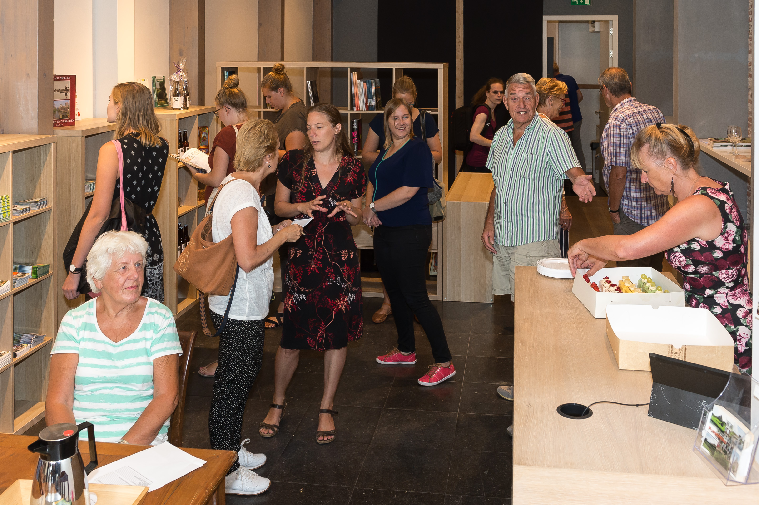 Na de opening door wethouder Harry Rotgans wist het publiek de gecombineerde VVV/museumwinkel al direct te vinden. (Foto: Han Giskes)