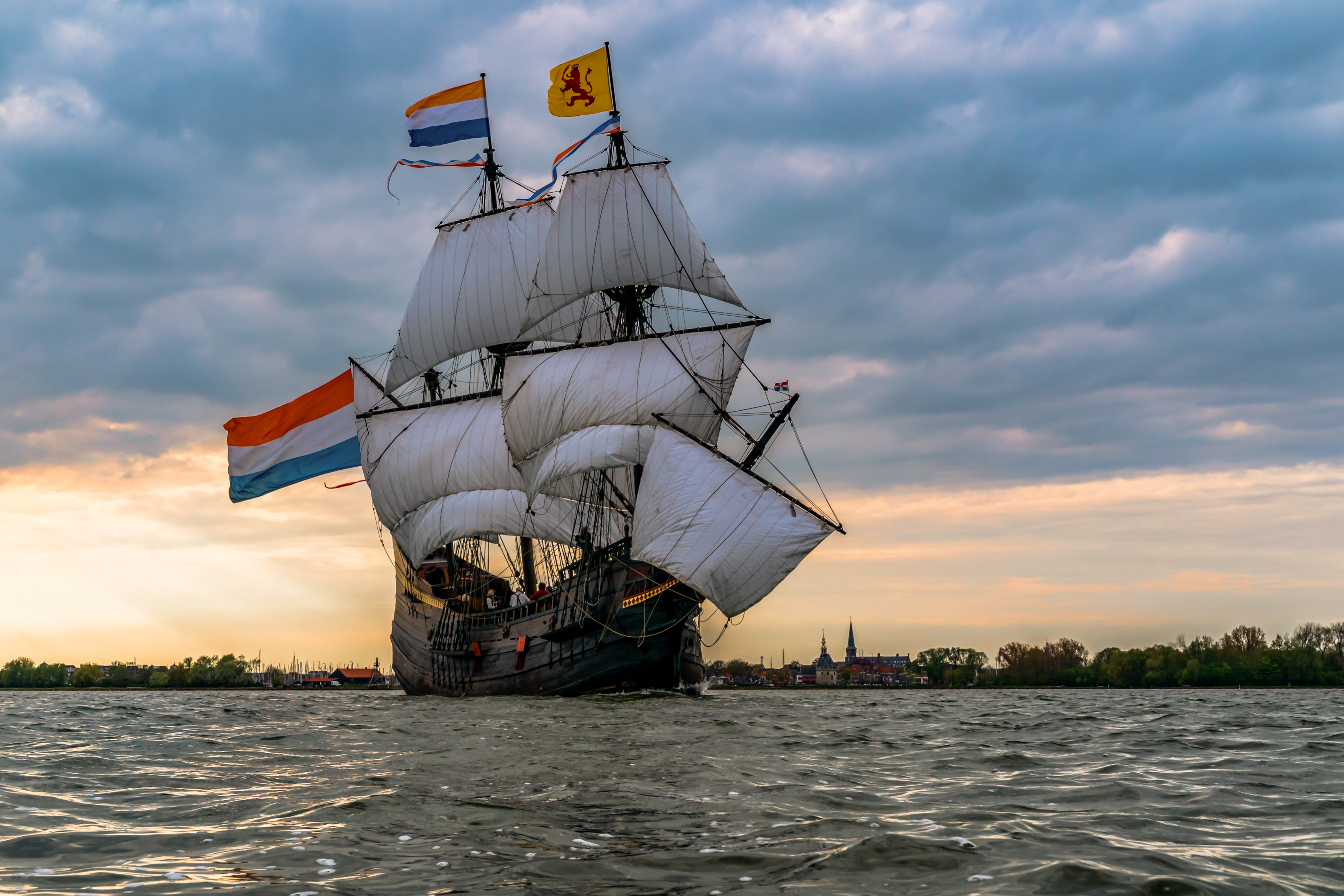 De jonge inspecteurs onderzoeken het VOC-schip en geven op basis van wat ze gezien hebben een eindoordeel. (Foto: Westfries Museum/Benno Ellerbroek)