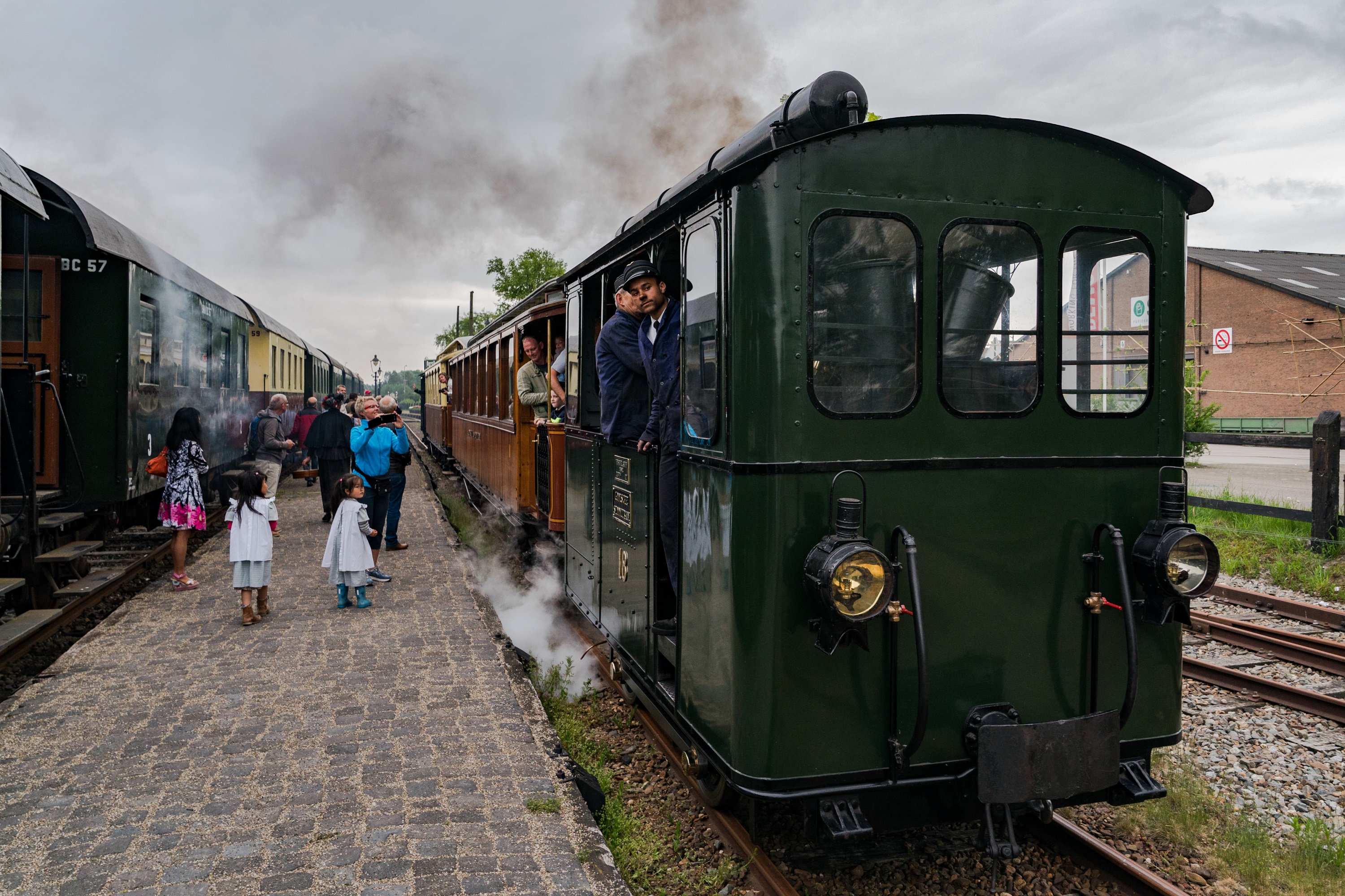 Gooische Moordenaar locomotief 18 op het gerestaureerde station van Wognum. (Foto: Benno Ellerbroek)