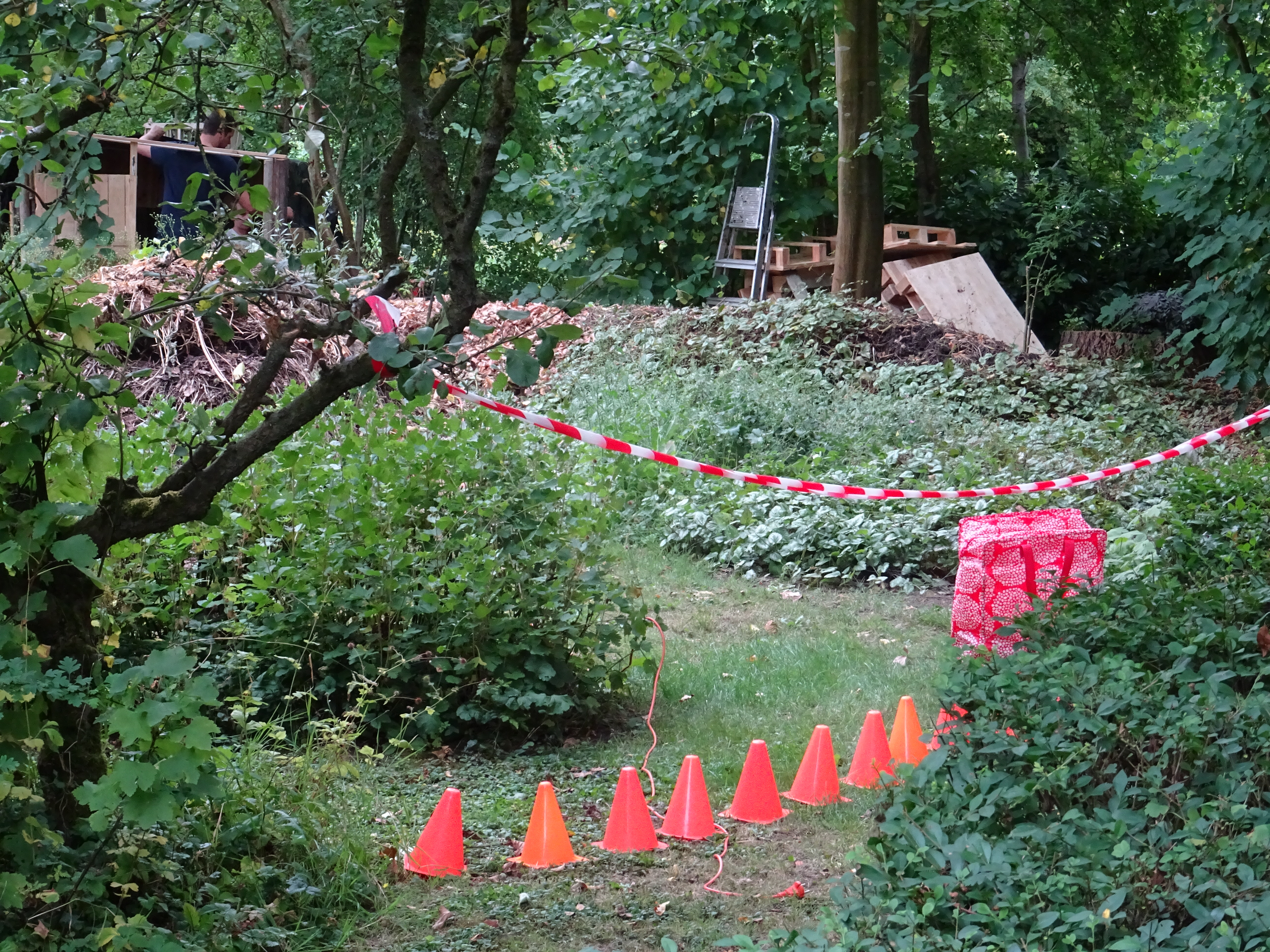 'Kleinzoon Floris zet het terrein af; hut in aanbouw.' (aangeleverde foto)