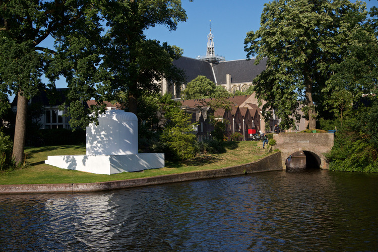 Opvallend is de slakkenhuisvormige kapel, groot en wit, op de rand van het bolwerk. (Foto: Rob Verhagen)