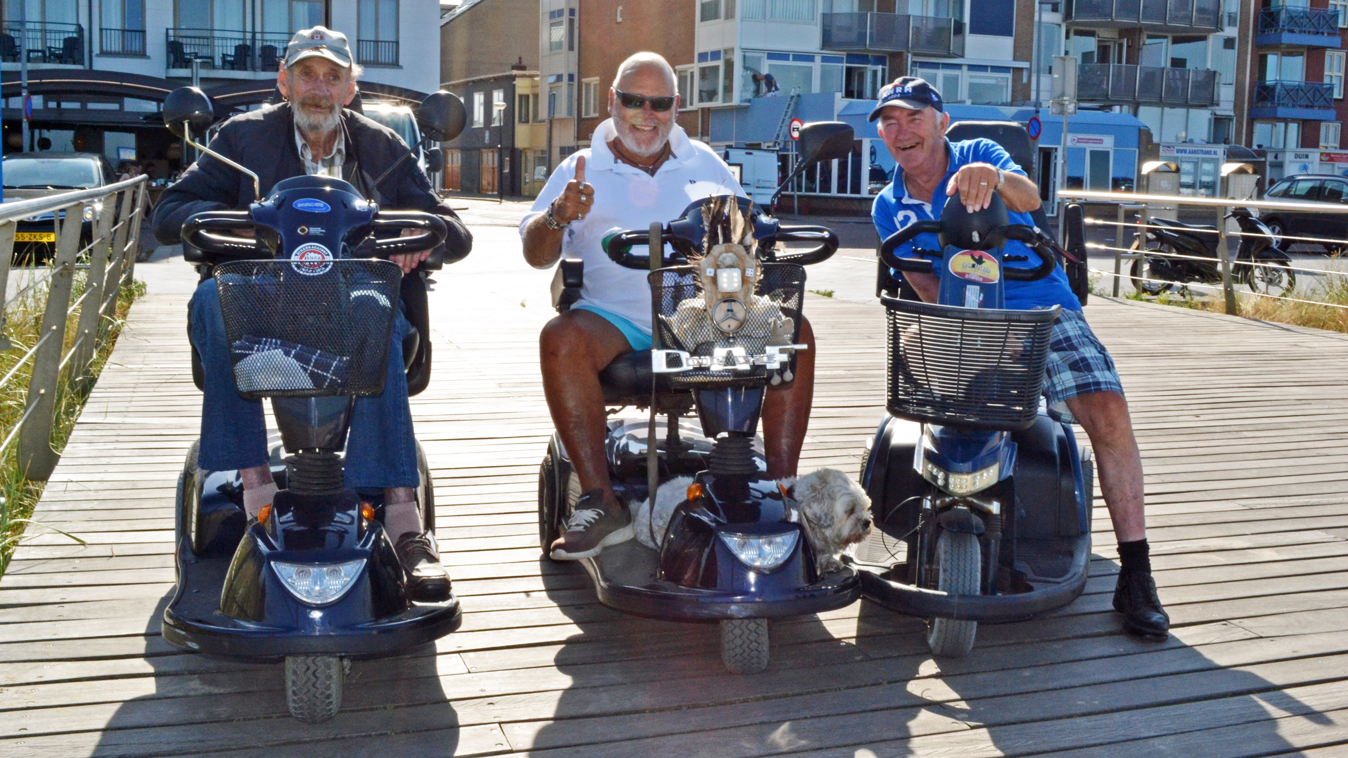 Egmond aan Zee heeft z'n eigen Benidorm Bastards, de altijd vrolijke Frans, Gerard en Willem. Samen genietend van het uitzicht bovenaan de trap op de noordboulevard. Samen lachen. Samen op de foto. (Foto: Sjef Kenniphaas).
