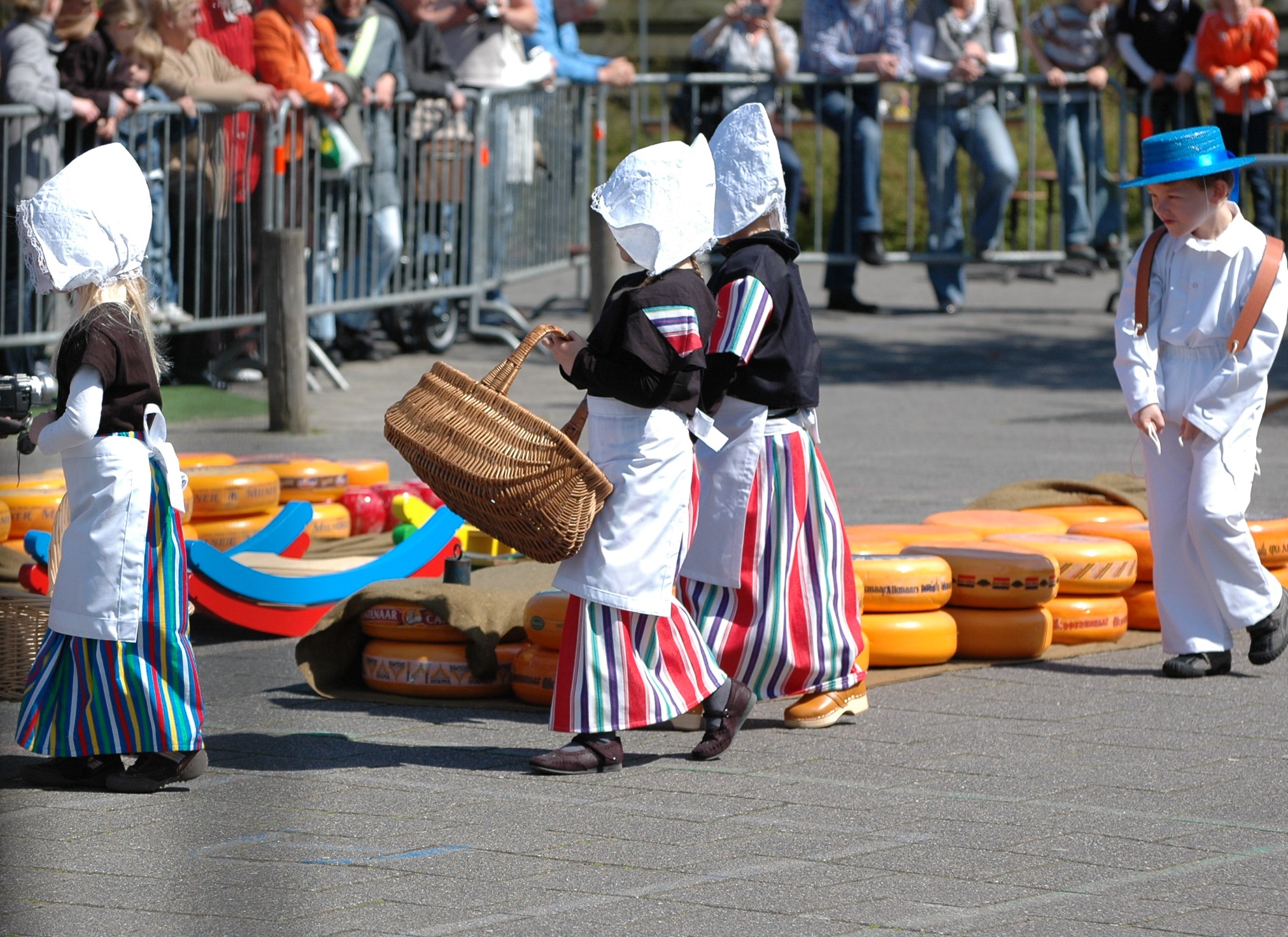 Kinderen de baas tijdens laatste kaasmarkt. (Foto: Els Velzeboer)