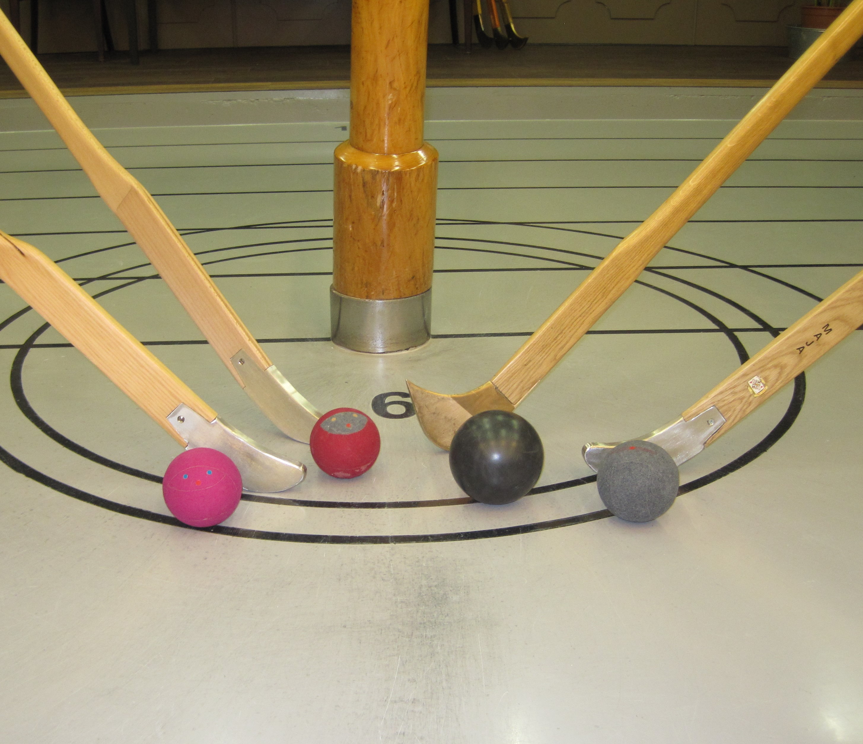 Met behulp van een zogenaamde hockeystick, de kliek, probeert de speler een bal van de ene paal naar de andere paal te spelen. (Foto: aangeleverd)