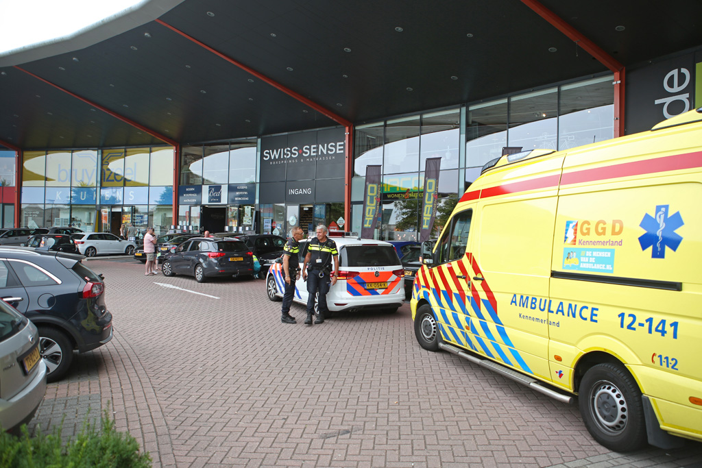 Blikschade bij aanrijding op parkeerterrein in Cruquius. (Foto: Rowin van Diest)