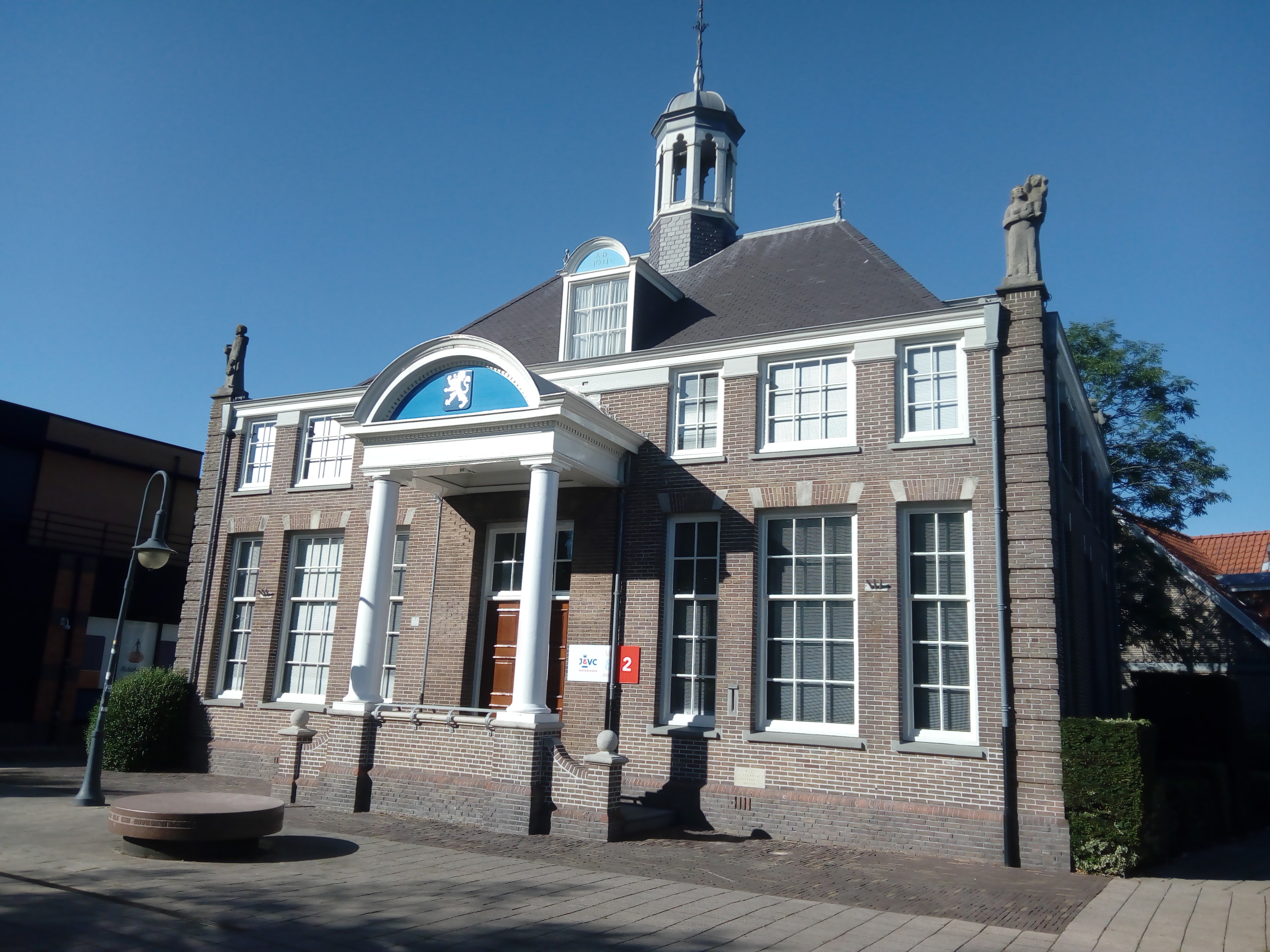 In het centrum van Heemskerk staan diverse gebouwen met een lange historie, zoals het voormalig gemeentehuis aan het Burgemeester Nielenplein. (Foto: Bos Media Services)