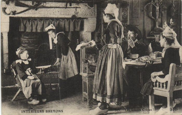 Kleding van een eeuw geleden. (Foto: Veilinghuis Catawiki)