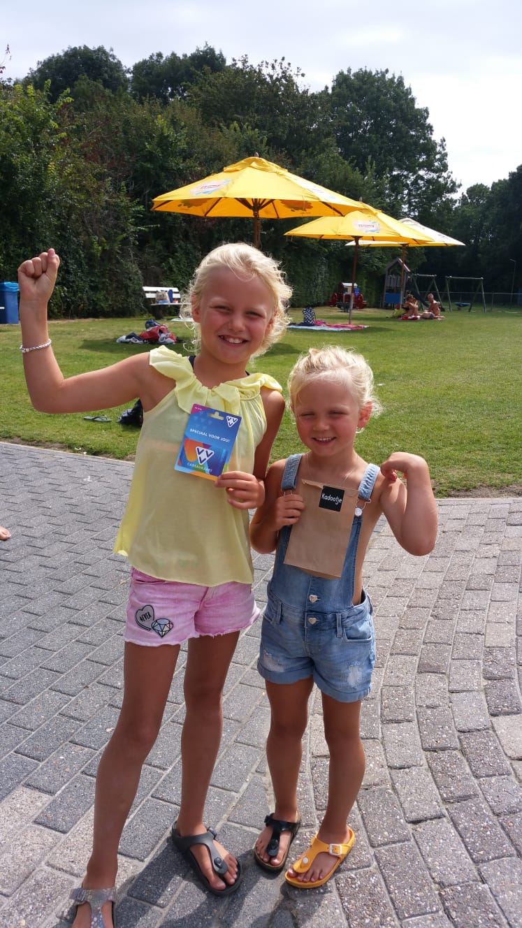 Izzy en Lilou waren erg blij met de eer en de presentjes. (Foto: aangeleverd)