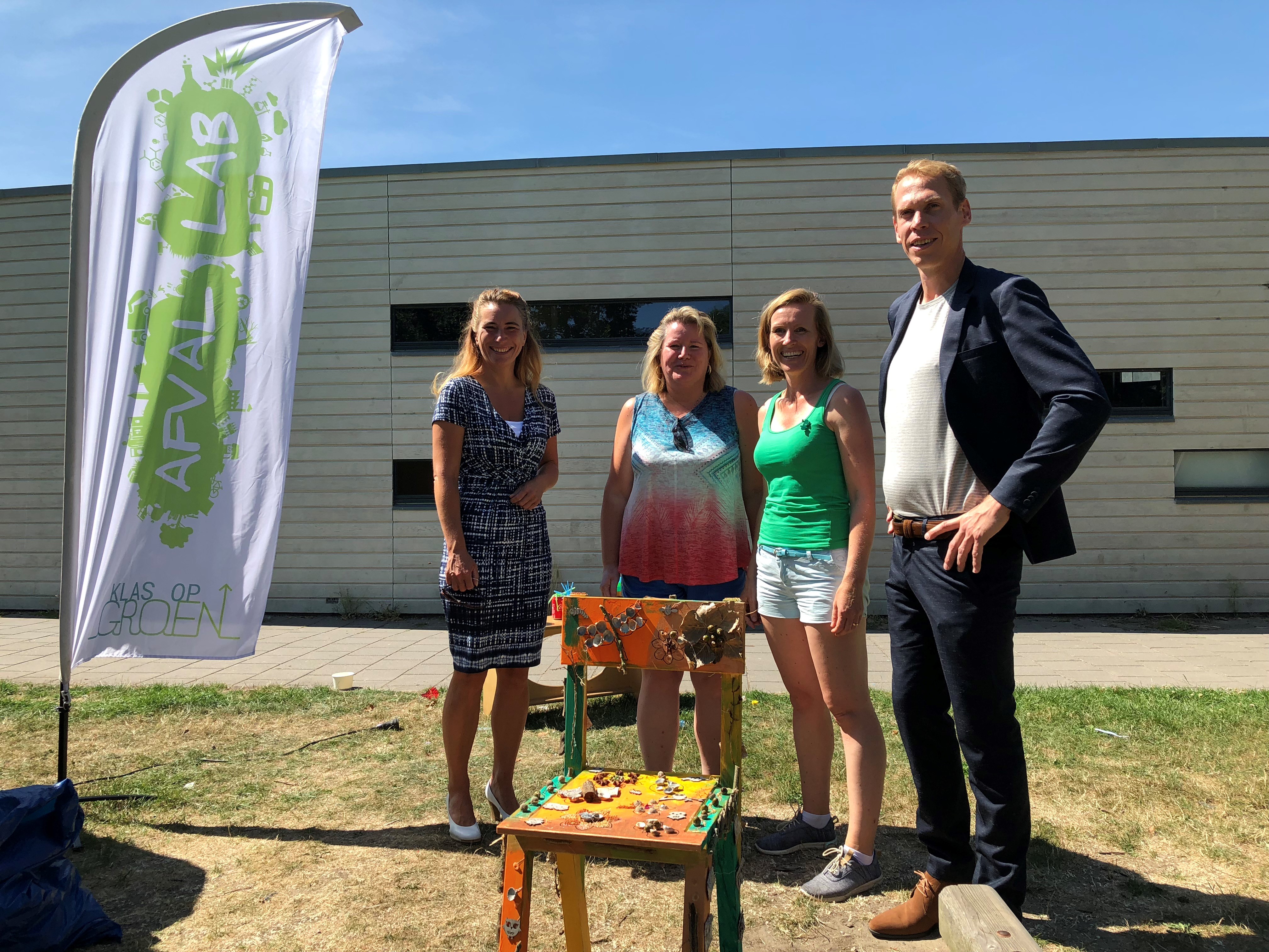 Op de foto staat de toekomst stoel met v.l.n.r.: Monique Mul, directeur Kinderopvang Langedijk, Marieke Neesen-Barten, secretaris Stichting Lief Langedijk, Marije van der Stelt, Klas op Groen en Nils Langedijk, wethouder Gemeente Langedijk. (Foto: aangeleverd)