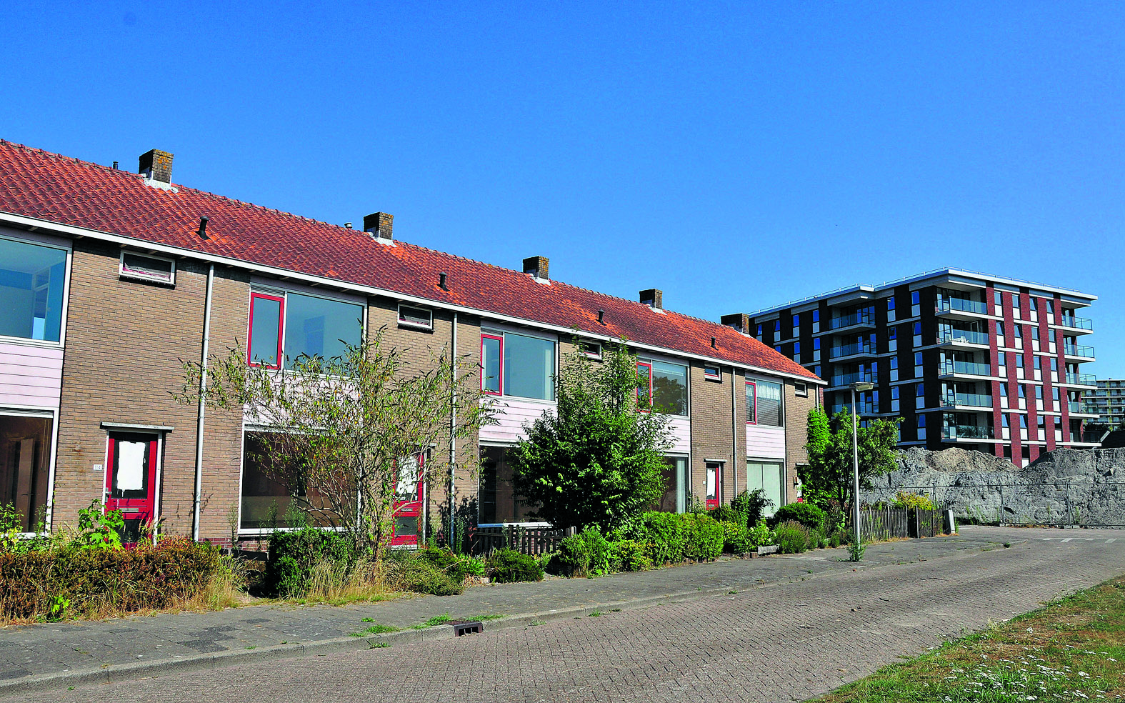 Van oud naar nieuw treffend in beeld. De blokken met oude huisjes worden de laatste drie maanden van dit jaar gesloopt. Rechts het nieuwe en duurzame appartementencomplex. (Foto: Frans van Emmerik)