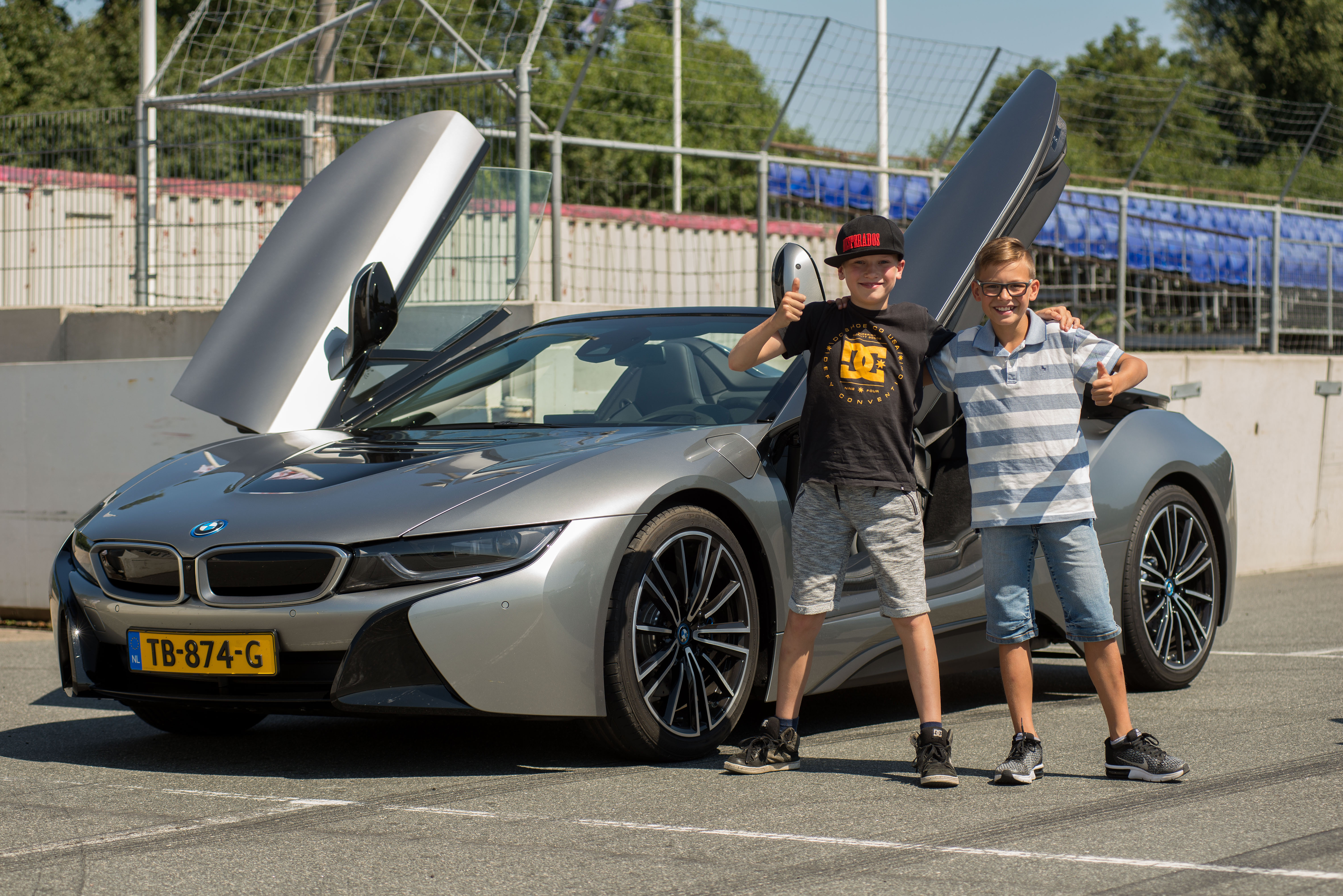 De rit in de Lamborghini was voor Mitchel en zijn vriendje een grote belevenis. (Foto: Aangeleverd)