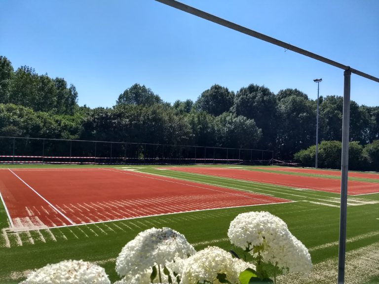 De nieuwe banen van tennisvereniging De Berk liggen er prachtig bij. (Foto: aangeleverd)