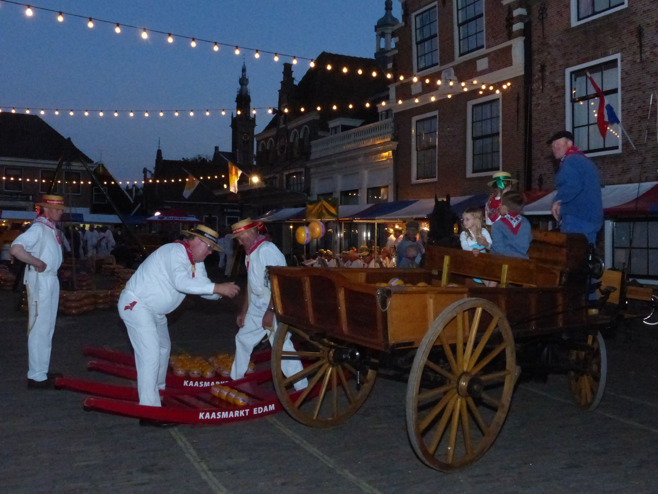 De traditionele avondkaasmarkt is altijd feeëriek verlicht. (Foto: archief Cees Bandt)