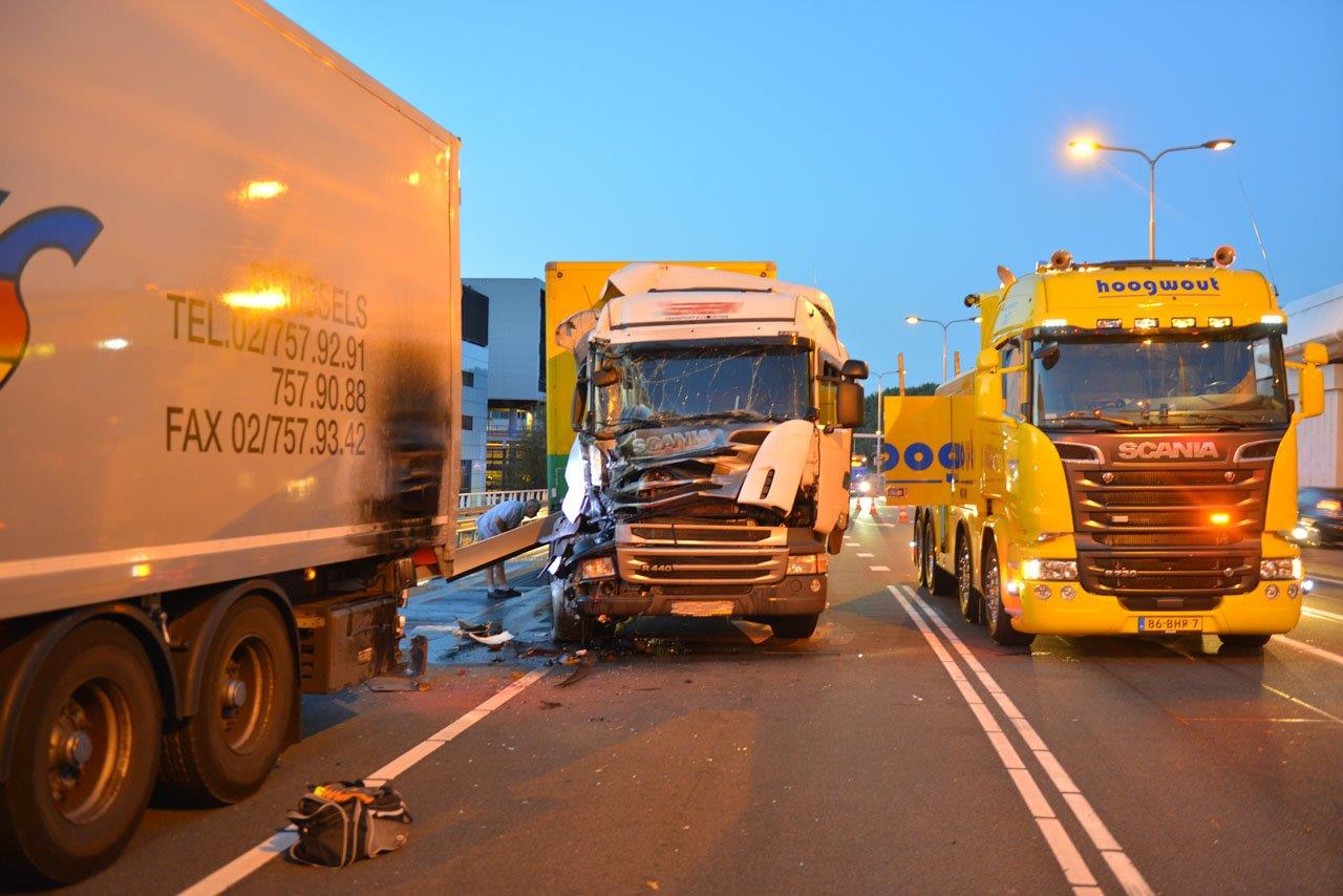 Botsing tussen twee vrachtwagens Schiphol-Oost. (Foto: Eric van Lieshout)