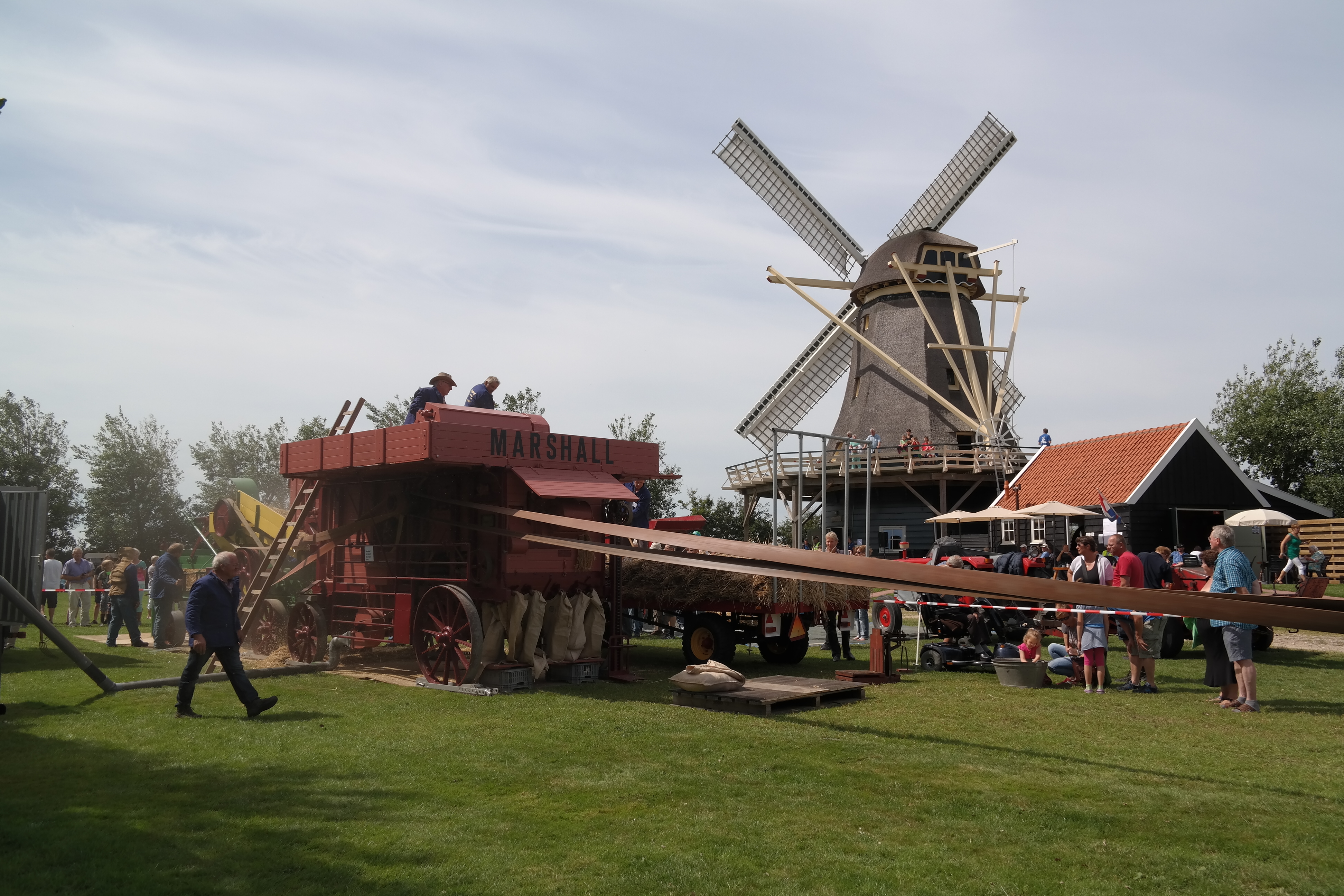 Korenmolen De Hoop speelt zondag 19 augustus een belangrijke rol op het Dorsfestival in 't Zand. (Foto: Stichting Behoud Korenmolen van Zeeman)