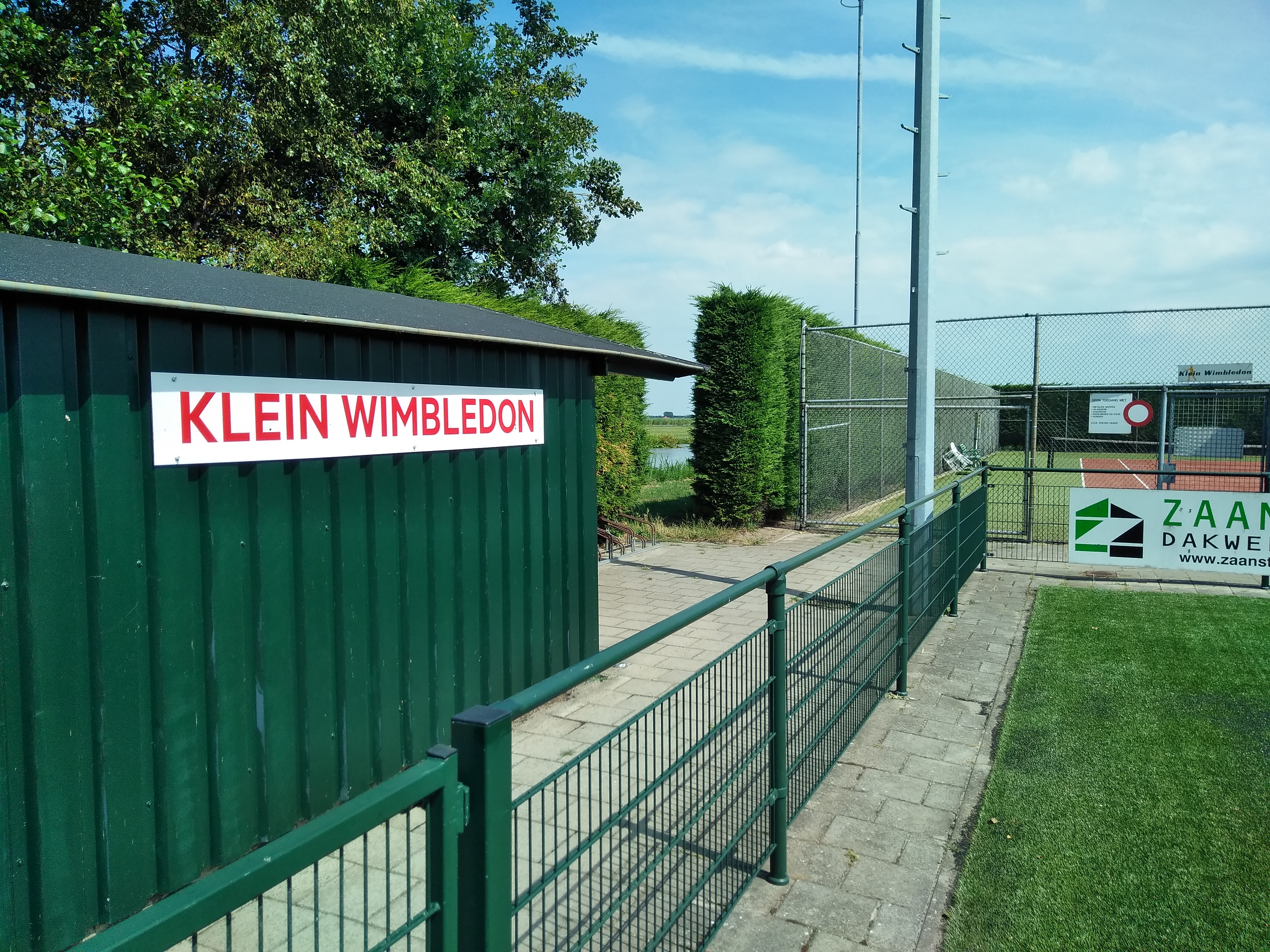 Passanten in Oostknollendam worden vanaf de dijk middels het nieuwe bord op tennispark Klein Wimbledon gewezen. (Foto: Bart van der Laan)