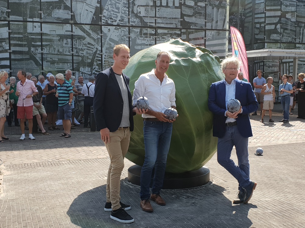 De kool is betaald door Koninklijke Vezet, Stichting Lief Langedijk en Stichting Toeristische Promotie Langedijk. (Foto: aangeleverd)
