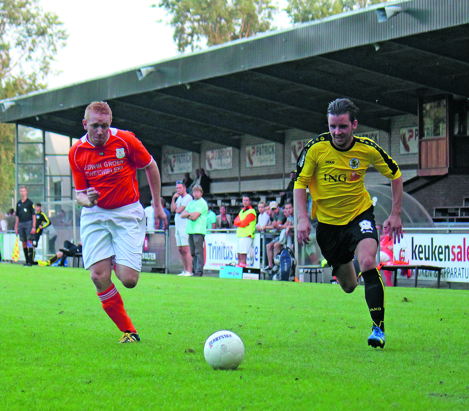 Beeld uit de vorige Waard Cup. Robin Wezepoel van Reiger Boys en Martijn Hand van Hugo Boys duelleren om de bal. De wedstrijd Hugo Boys-Reiger Boys is zaterdag de openingswedstrijd. (foto Paul van der Molen)
