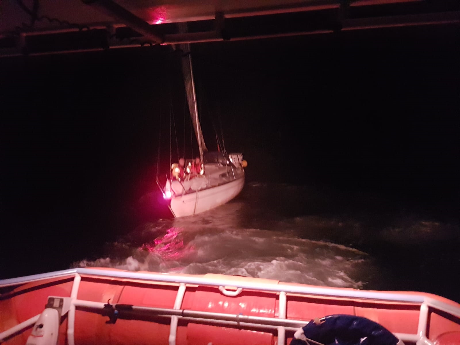 De bemanning van KNRM station Egmond aan Zee vaart op het brandende jacht af. (Foto: aangeleverd)