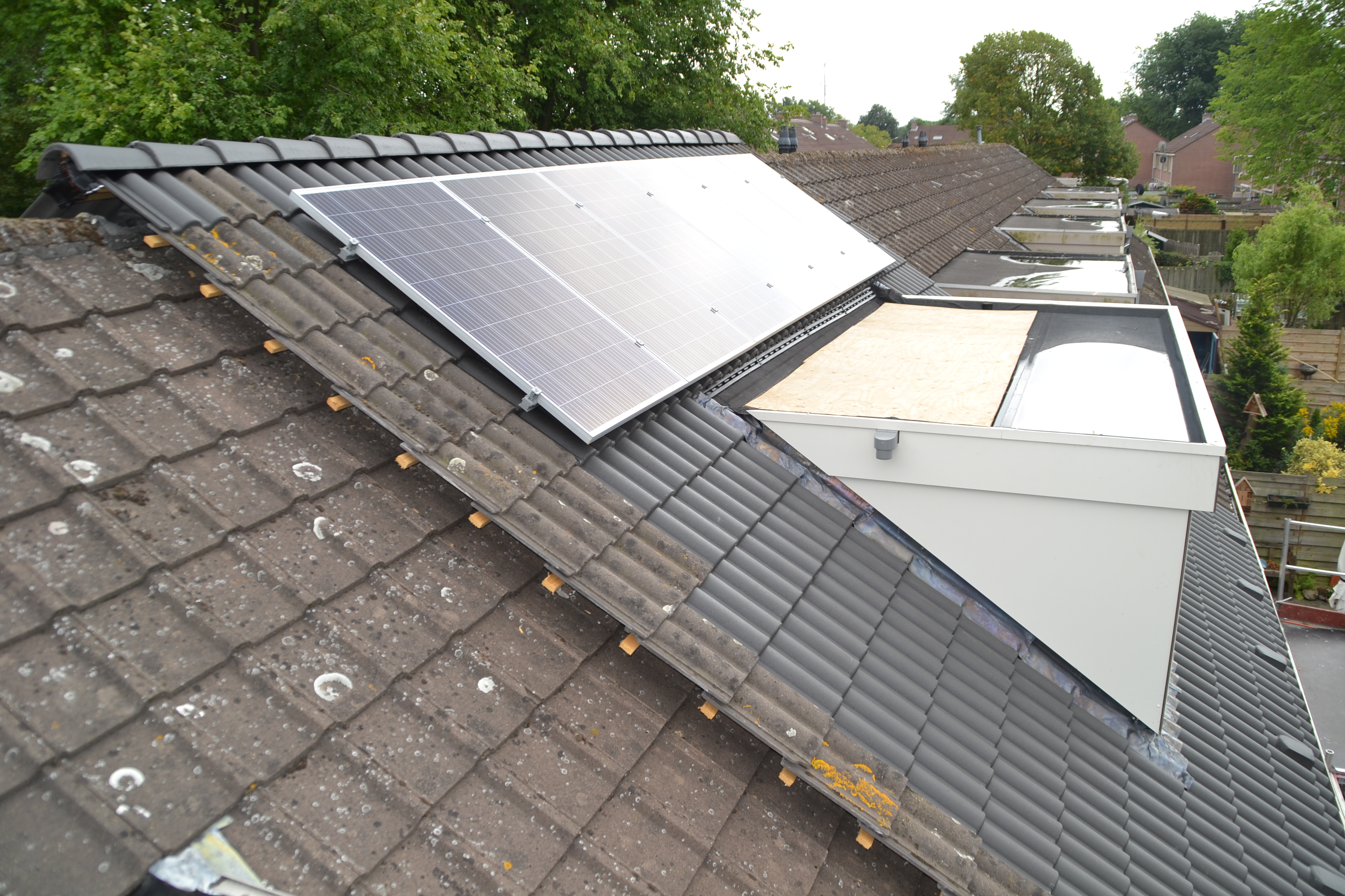 Op Grote Weid 15 in Enkhuizen is al een nieuwe dakkapel geplaatst en het oude dak vervangen en voorzien van zonnepanelen. (Foto: aangeleverd)