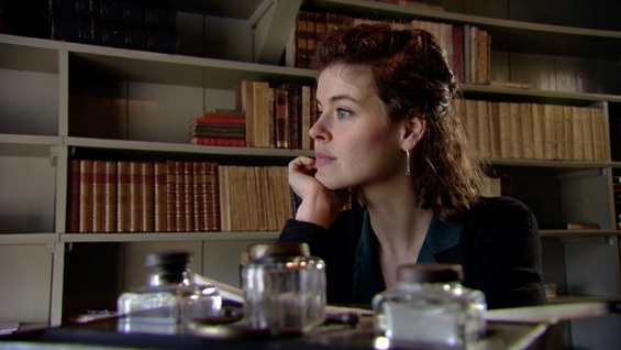 Auteur Bregje Hofstede in de film 'Betje Wolff, een feministe in de Beemster’'. (Filmstill: HGB)