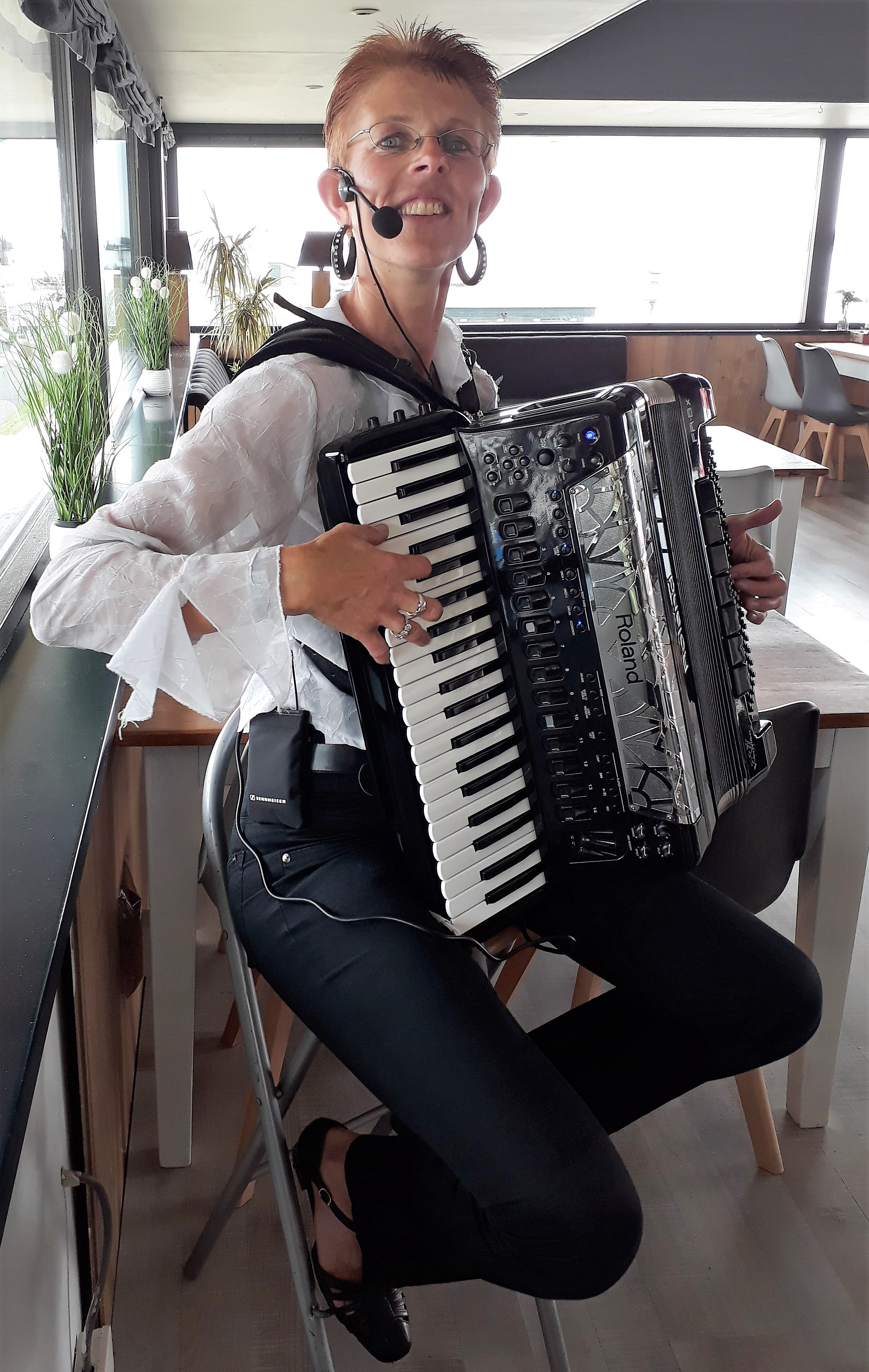 Simone Beerepoot speelt accordeon en zingt in de kerk van Sijbekarspel. (Foto: aangeleverd)