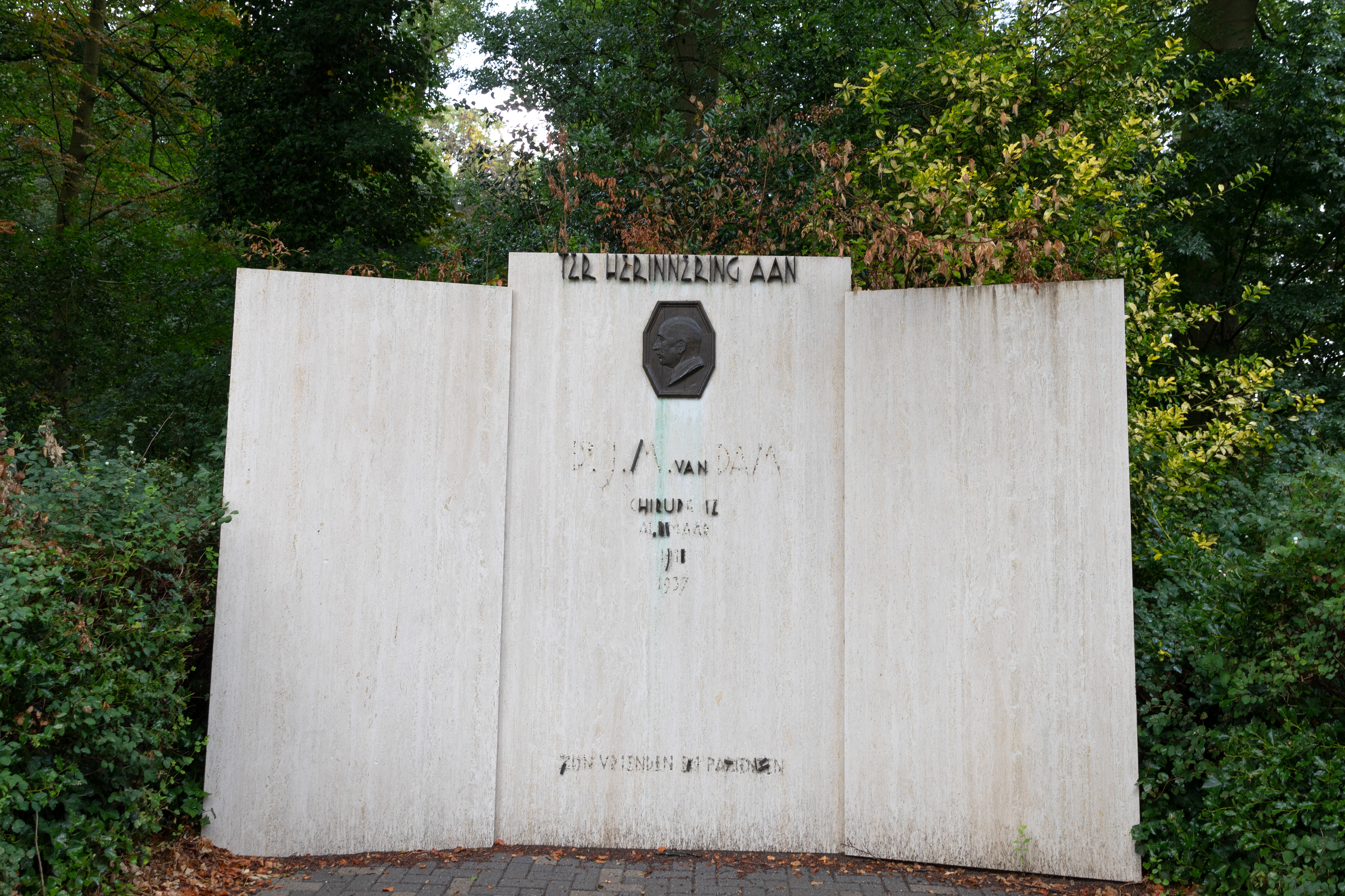 Het Van Dam-monument Prinses Julianalaan vervaagt. (Foto: Vincent de Vries/RM)