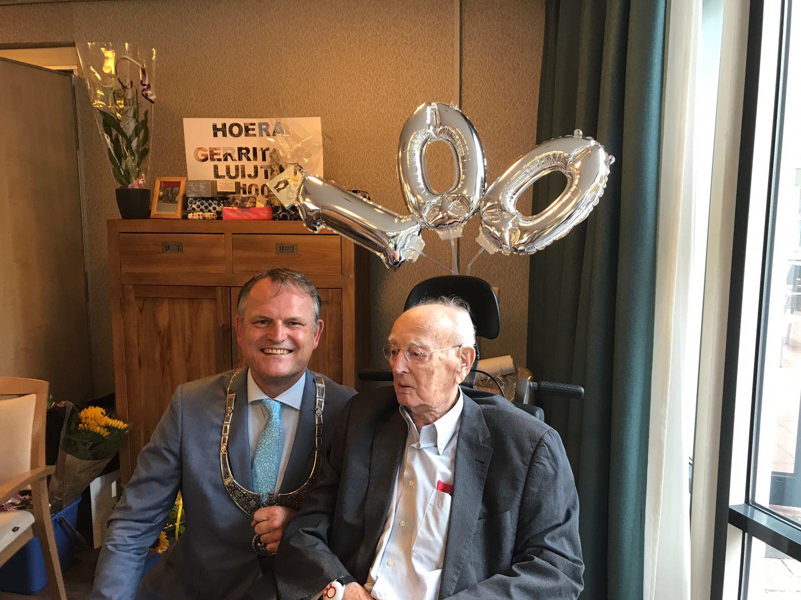 Locoburgemeester Gerard Slegers op bezoek bij Gerrit Luijting. (Foto: Gemeente Zaanstad)