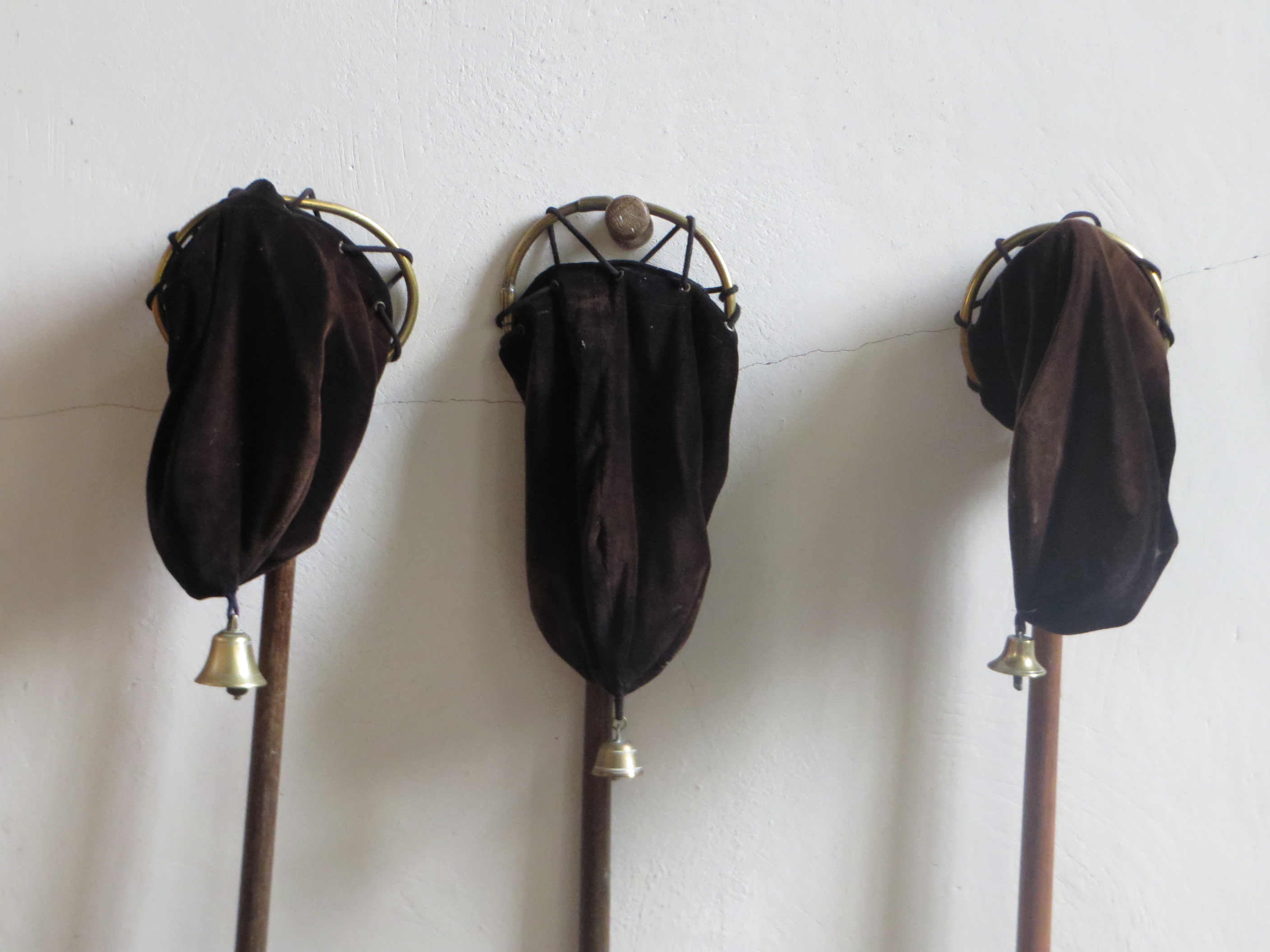 Onderaan de collectezak hangt een belletje. Als een kerkbezoeker tijdens de preek toch een beetje weggezakt was, dan rinkelde men met het belletje, een collecte overslaan is er niet bij. (Foto: Els van de Pompe)