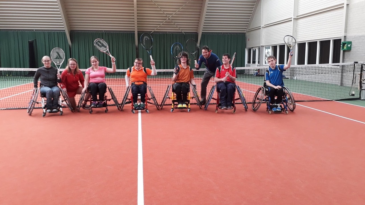'Rollers' van alle leeftijden zijn welkom bij Rolstoeltennis Alkmaar. (Foto: aangeleverd)