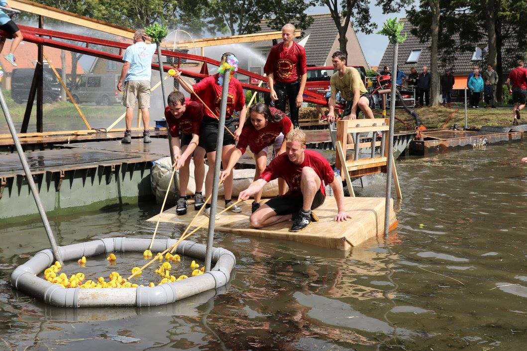 Het gaat er fanatiek aan toe tijdens de Kermisspelen op de Zuidervaart. (Foto: aangeleverd)