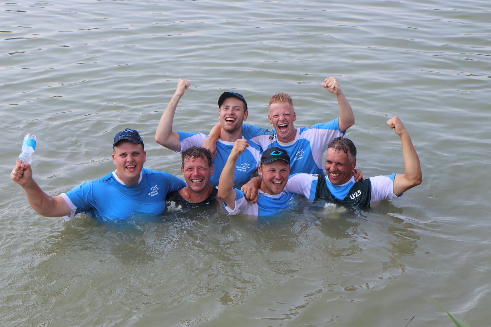 De gouden U25-ploeg dook van geluk het water in! (Foto: aangeleverd)
