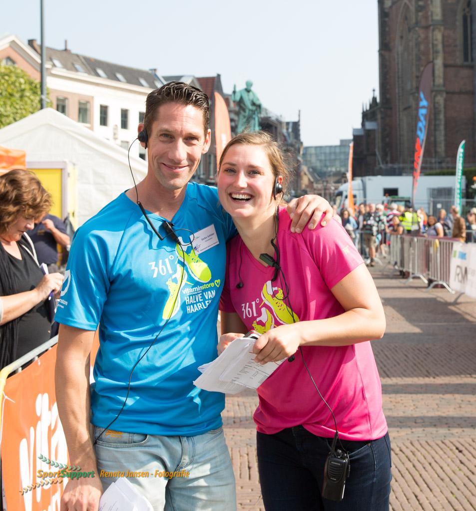 Stefan en Cora op de Grote Markt Haarlem tijdens de Vitaminstore Halve van Haarlem 2017. (Foto: Renata Jansen fotografie)