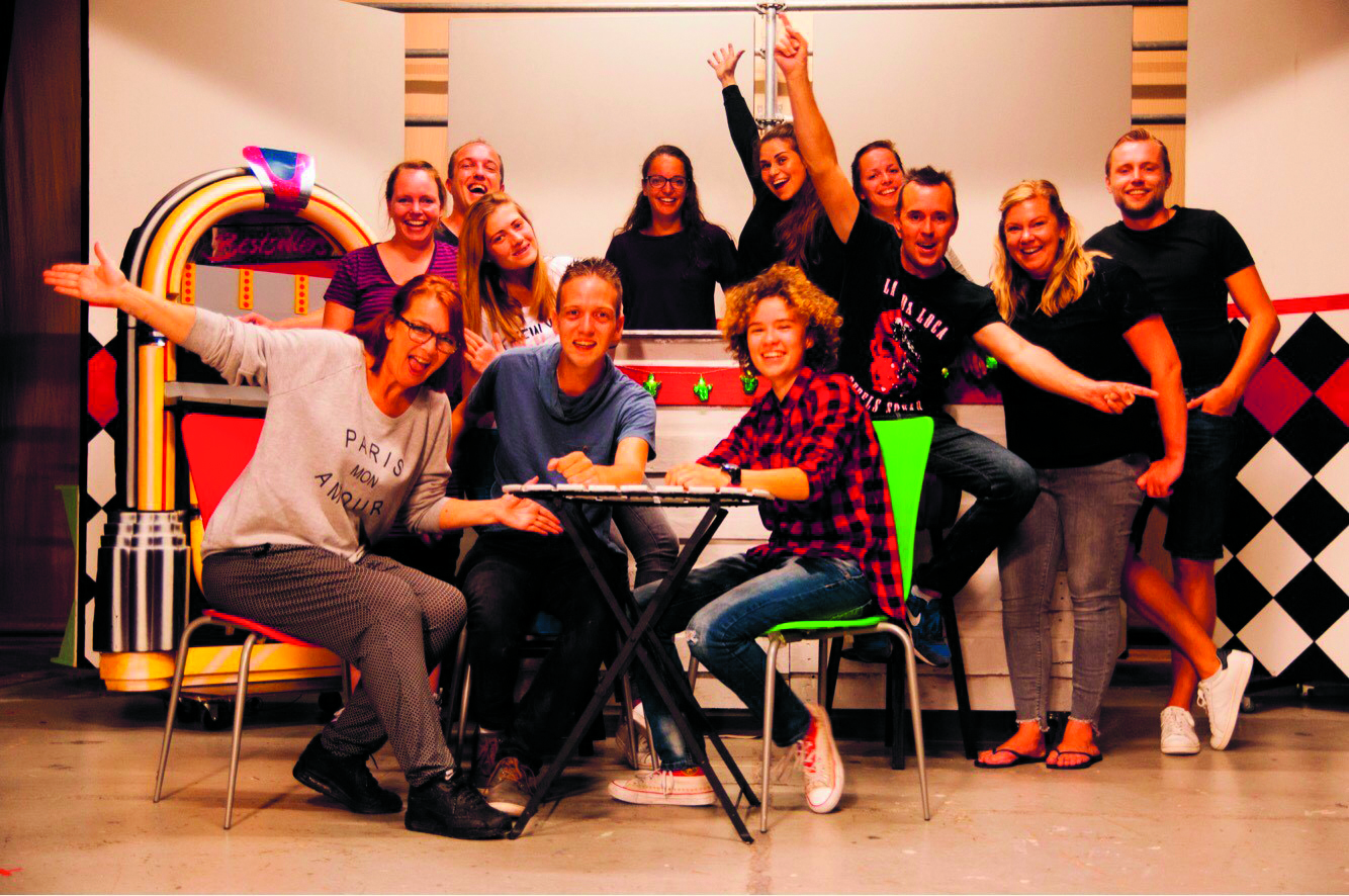 Een deel van de enthousiaste cast van Concordia met links geheel achter Jessica Heijne en middenvoor Stef Callenbach. (Foto's: Pieter Heijne)