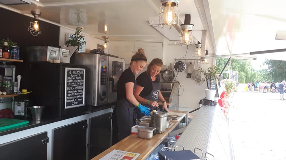De foodtrucks staan langs de Kanaaldijk. (Foto: aangeleverd)