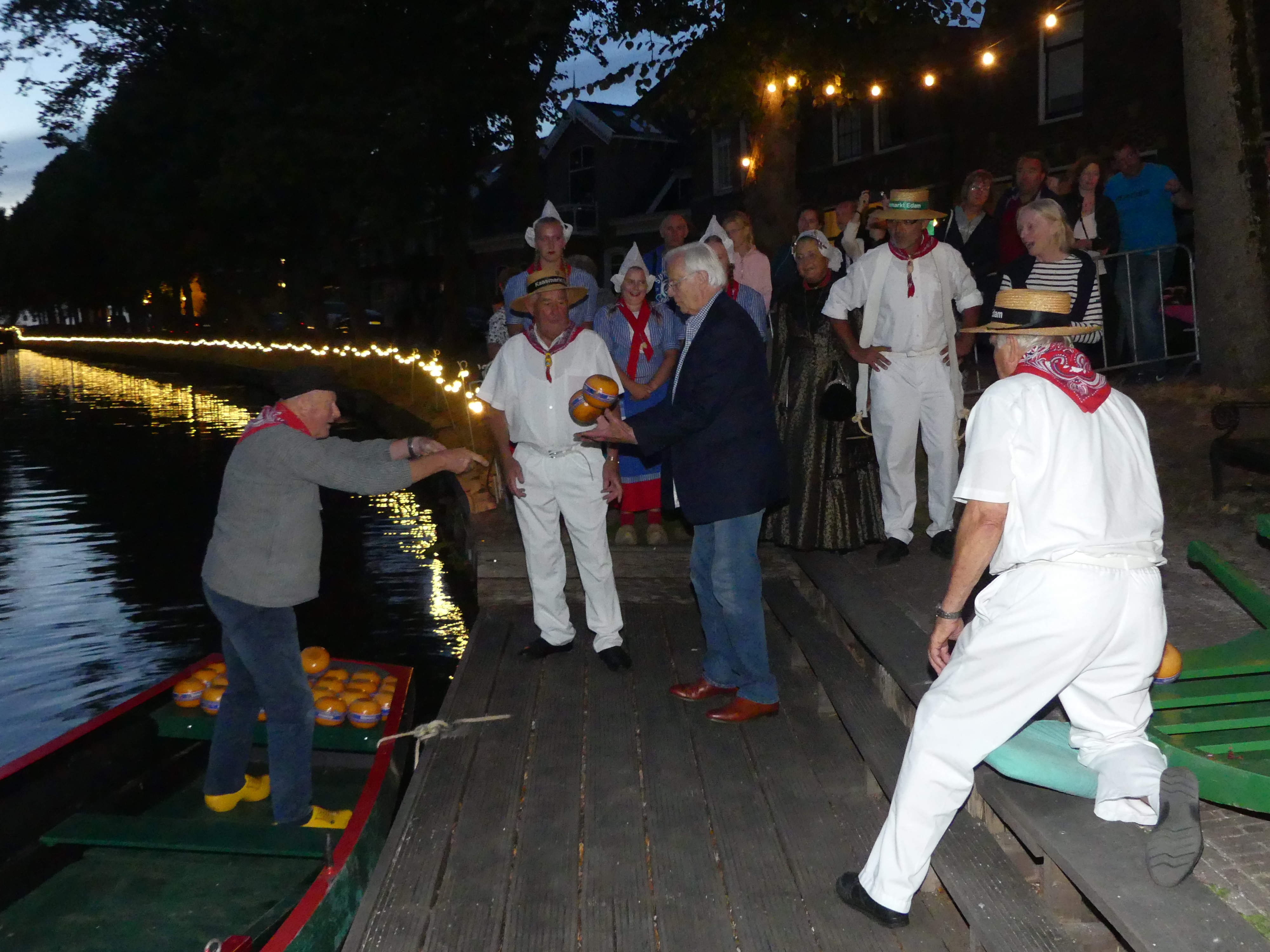De traditionele avondkaasmarkt trok weer veel bekijks. Het was de eer aan Bram van der Vlugt de bel te luiden en de avondkaasmarkt officieel te openen. (Foto: Cees Bandt)